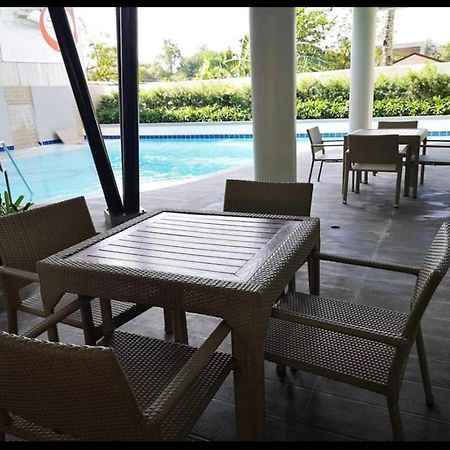 One Spatial Two Bedroom Condominium Unit With Pool And Gym Free Netflix And Wifi Илойло Сити Екстериор снимка