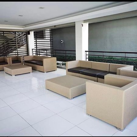 One Spatial Two Bedroom Condominium Unit With Pool And Gym Free Netflix And Wifi Илойло Сити Екстериор снимка