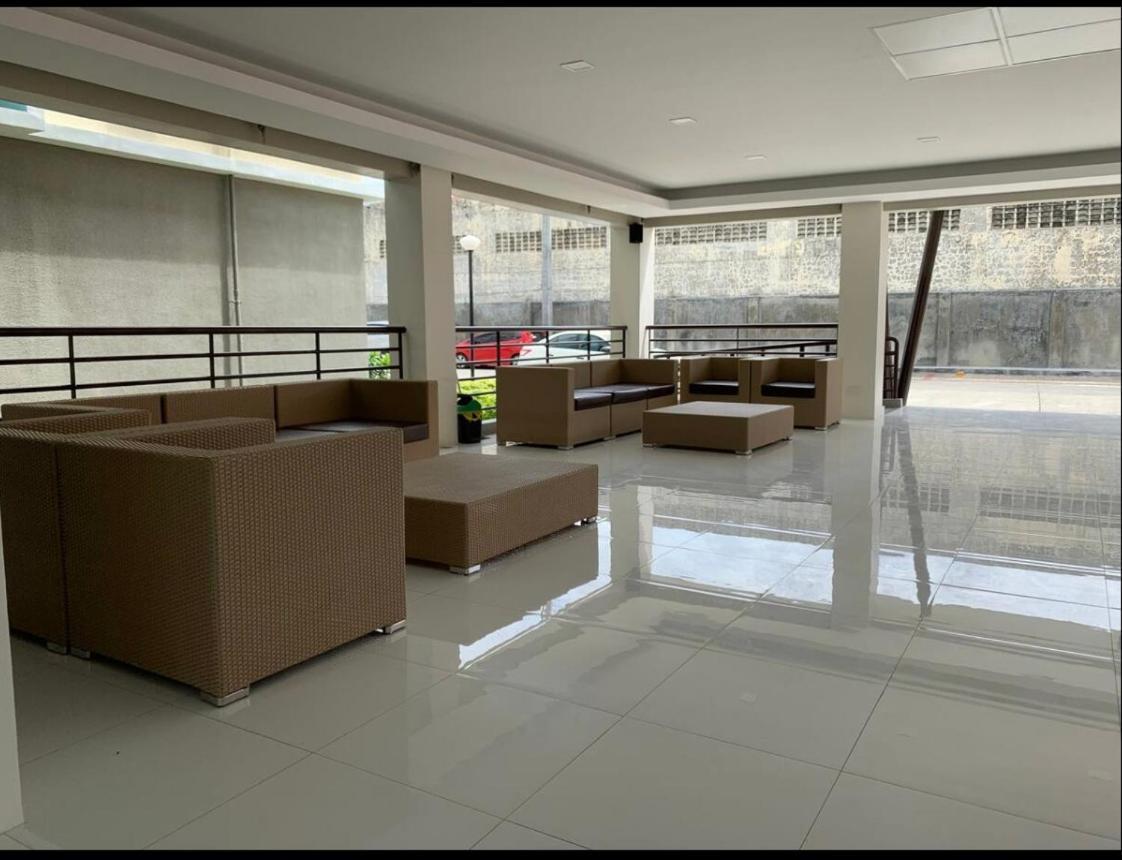 One Spatial Two Bedroom Condominium Unit With Pool And Gym Free Netflix And Wifi Илойло Сити Екстериор снимка