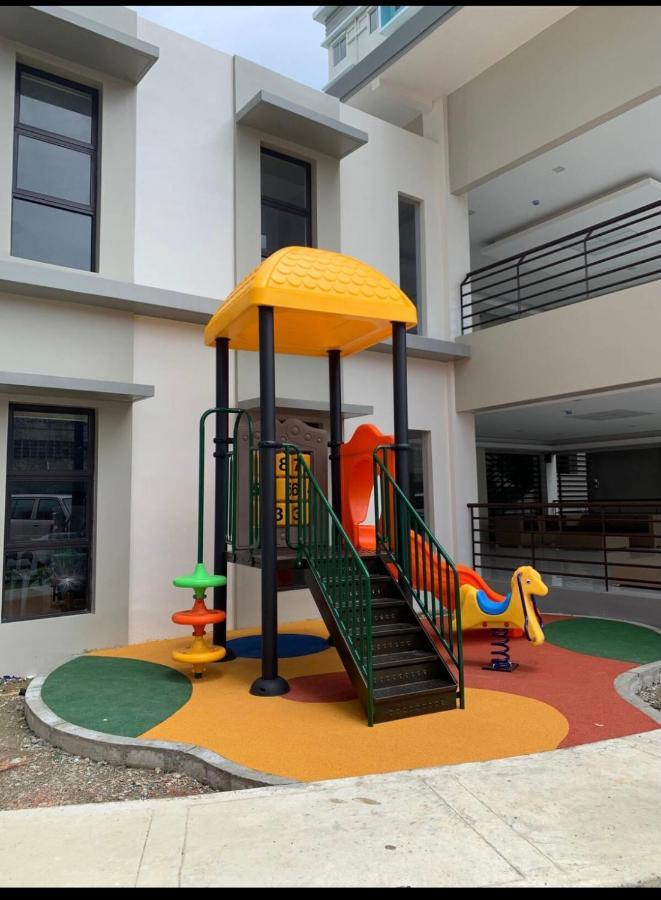 One Spatial Two Bedroom Condominium Unit With Pool And Gym Free Netflix And Wifi Илойло Сити Екстериор снимка