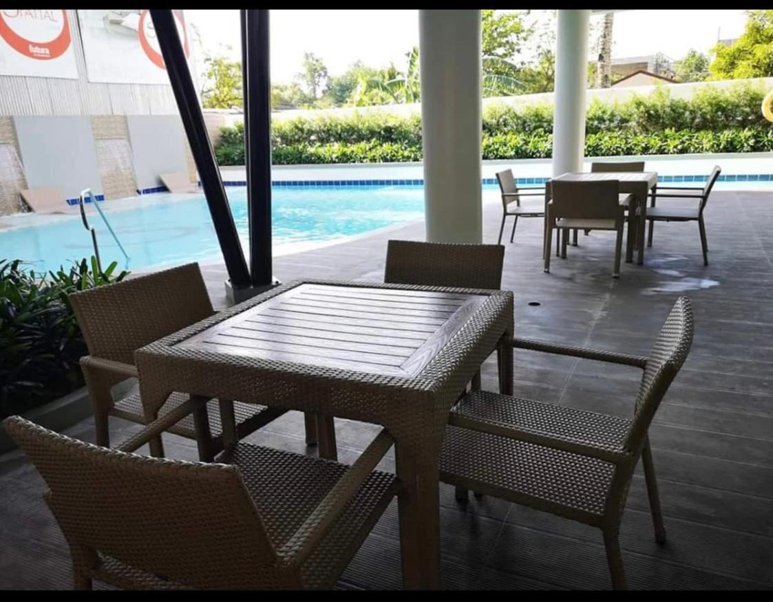 One Spatial Two Bedroom Condominium Unit With Pool And Gym Free Netflix And Wifi Илойло Сити Екстериор снимка