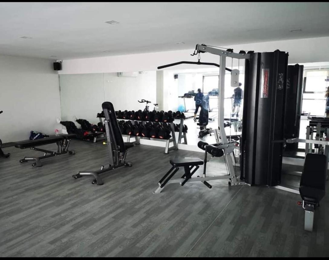 One Spatial Two Bedroom Condominium Unit With Pool And Gym Free Netflix And Wifi Илойло Сити Екстериор снимка