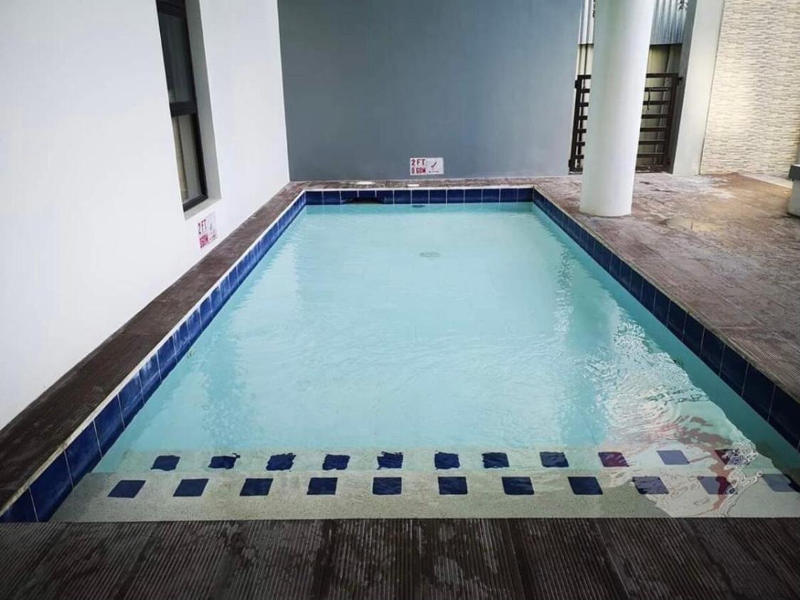 One Spatial Two Bedroom Condominium Unit With Pool And Gym Free Netflix And Wifi Илойло Сити Екстериор снимка